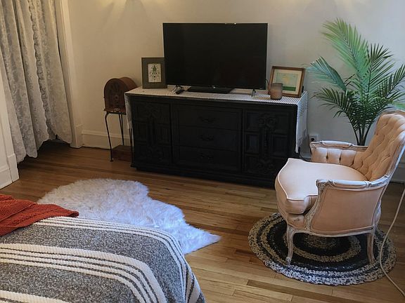 3rd image of 633 W Arlington Pl #19
