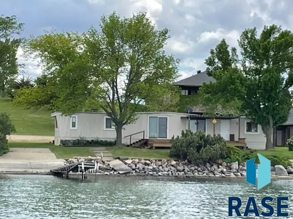 118 Best Point Dr, Madison, SD 57042