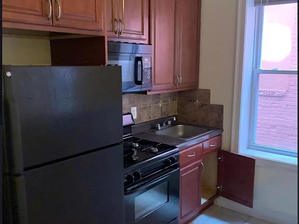 2nd image of 806 22nd St APT A1