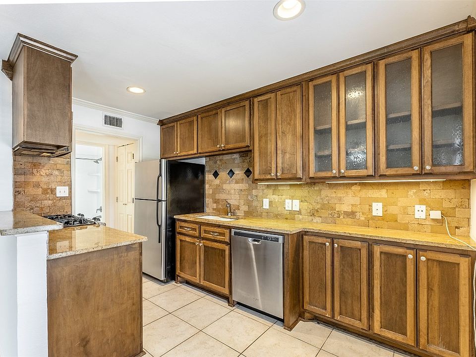 2nd image of 407 E 45th St APT 101