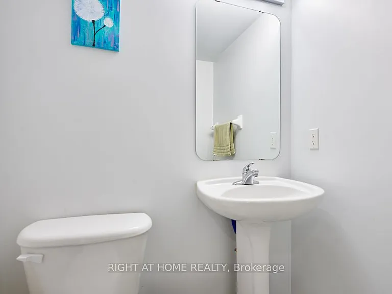 47 Tobermory Cres — Photo 12