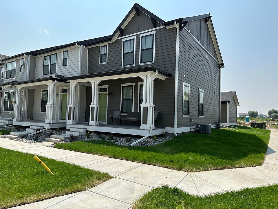 Corner townhouse with windows on 3 sides