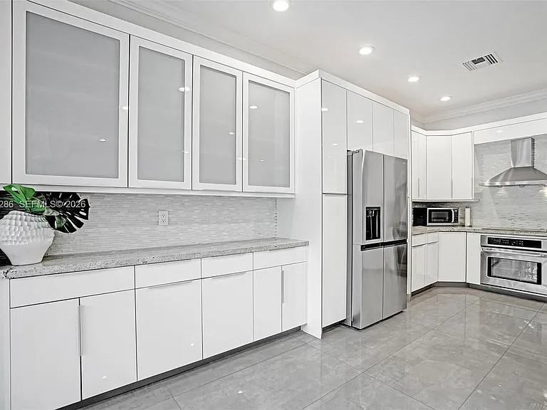 453 SW 5th Ave — Photo 24