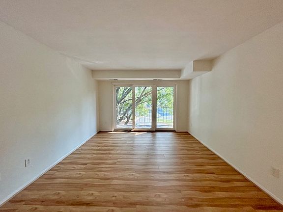3rd image of 11925 Parklawn Dr APT 204