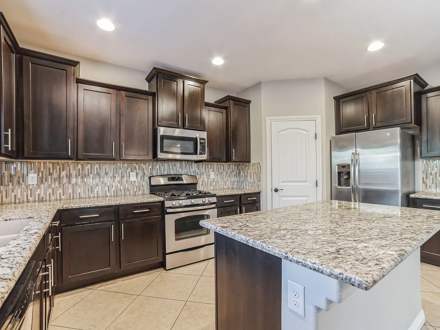 4 bed, 2.5 bath, 2289 sqft, $2,450 — Photo 2