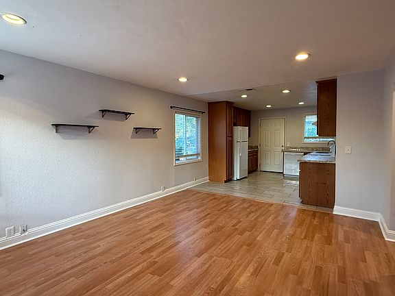 4th image of 1663 Linden St