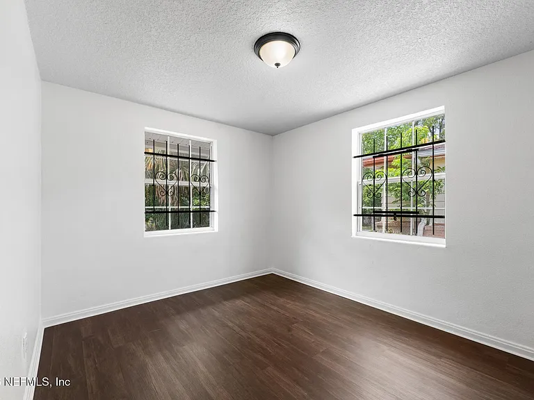 1424 W 9th St — Photo 15