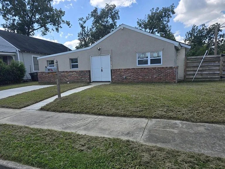 1852 Walker St — Photo 1
