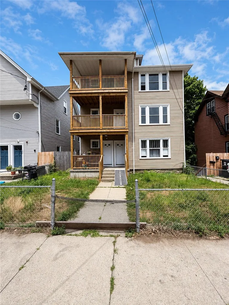 3 bed, 1100 sqft, $2,400 — Photo 1
