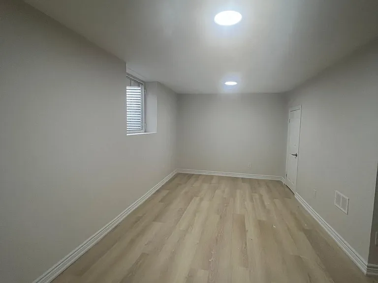 1398 Tampa Cres #LOWER — Photo 10