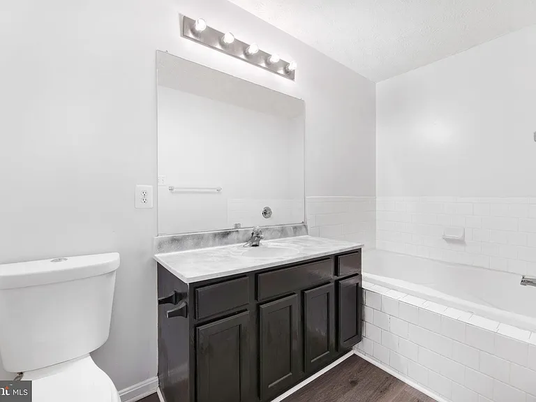2406 Lemontree Ln — Photo 7