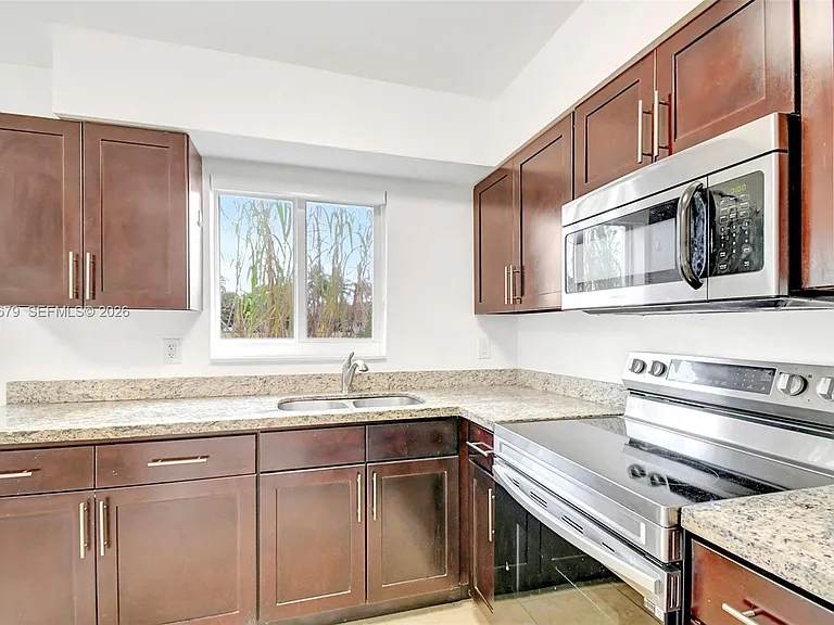 407 SE 9th Ct #3 — Photo 7