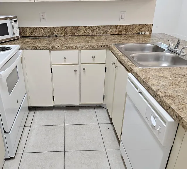 18324 NW 68th Ave — Photo 5