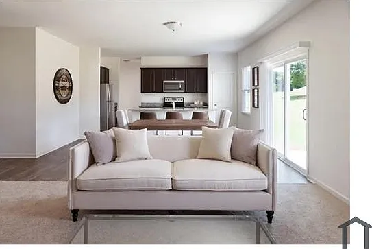 5 bed, 2095 sqft, $3,299 — Photo 2