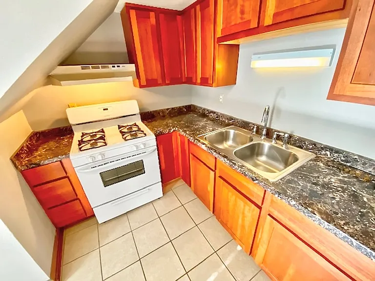 2925 N Maryland Ave — Photo 6