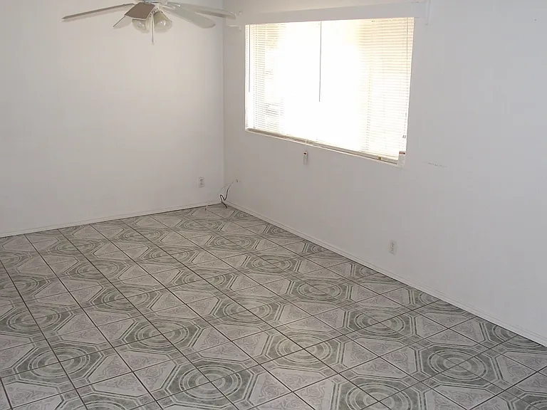 5008 Royal Dr — Photo 3