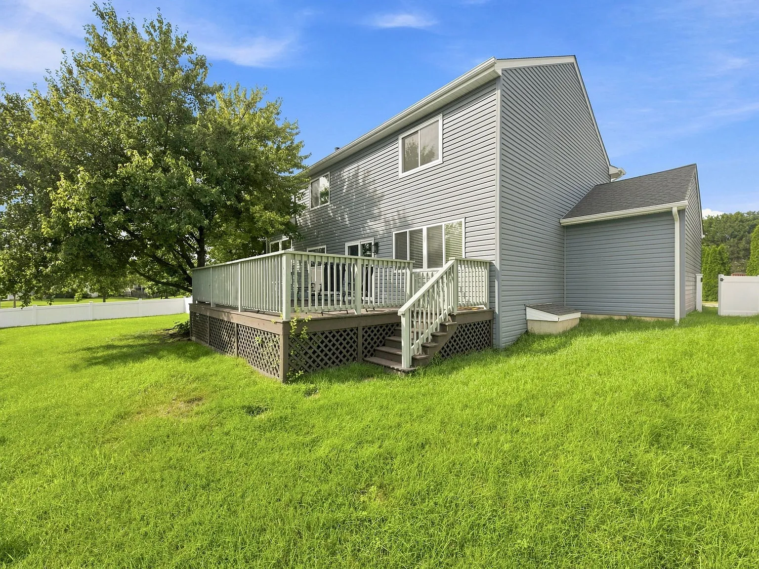 3 bed, 2.5 bath, 1800 sqft, $3,600 — Photo 2