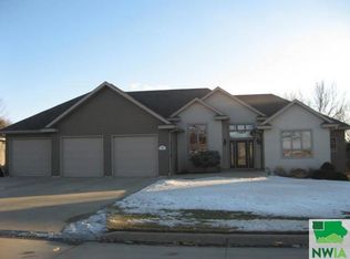 1306 8th St, Hull, IA 51239