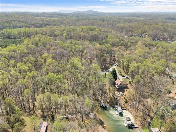 290 Dodee Ln, Union Hall, VA 24176