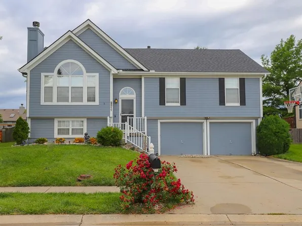 2311 NE Maybrook Dr, Blue Springs, MO 64029