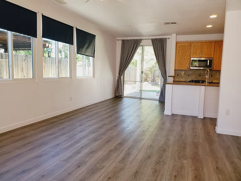 3070 Hawaii Ct — Photo 2