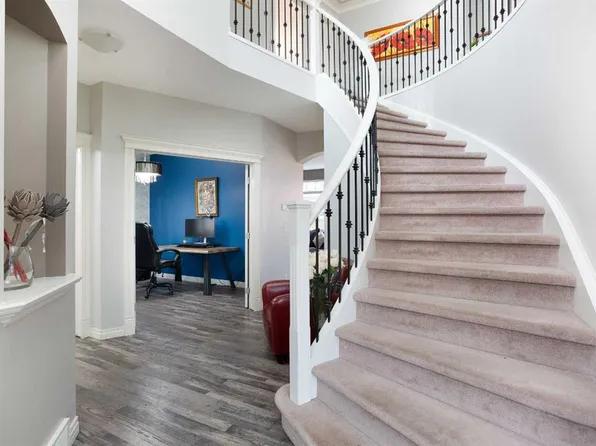 90 S Discovery Ridge Rd SW, Calgary, AB T3H 4R4