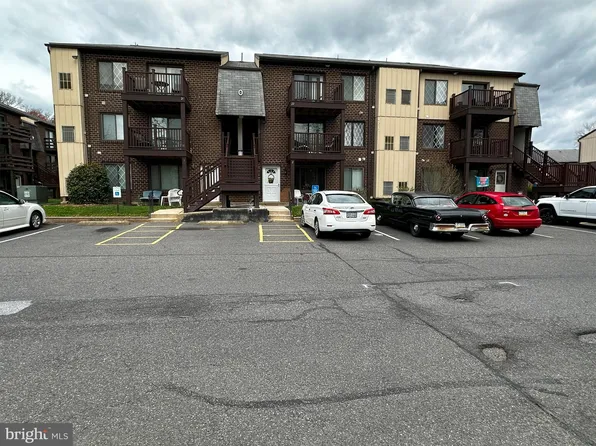 5200 Hilltop Dr Unit 206, Brookhaven, PA 19015