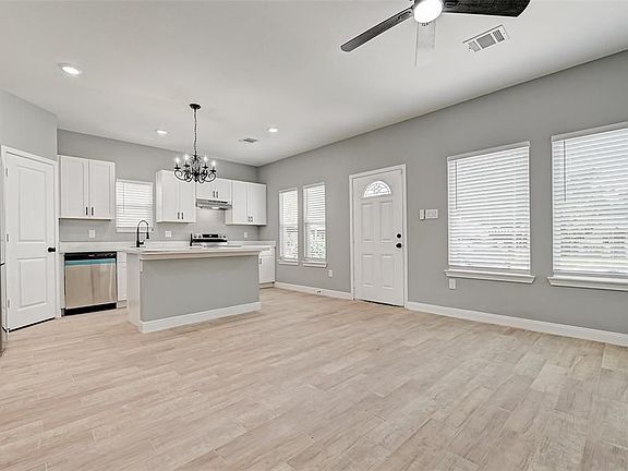5th image of 4501 Larkspur St #B