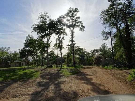 Exterior Neighborhood (street photo)
