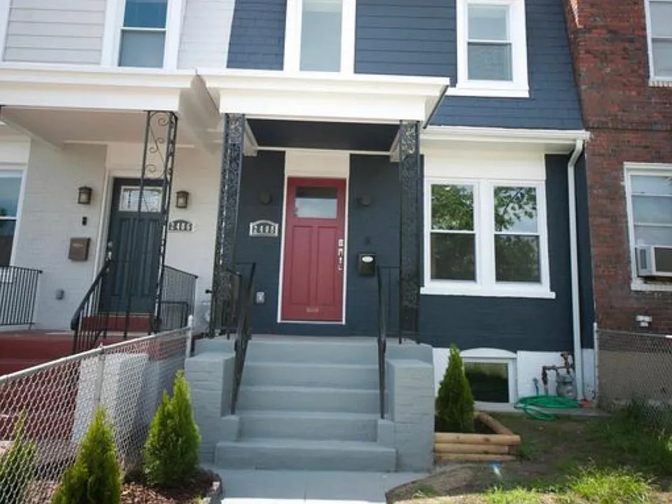 2408 3rd St NE
