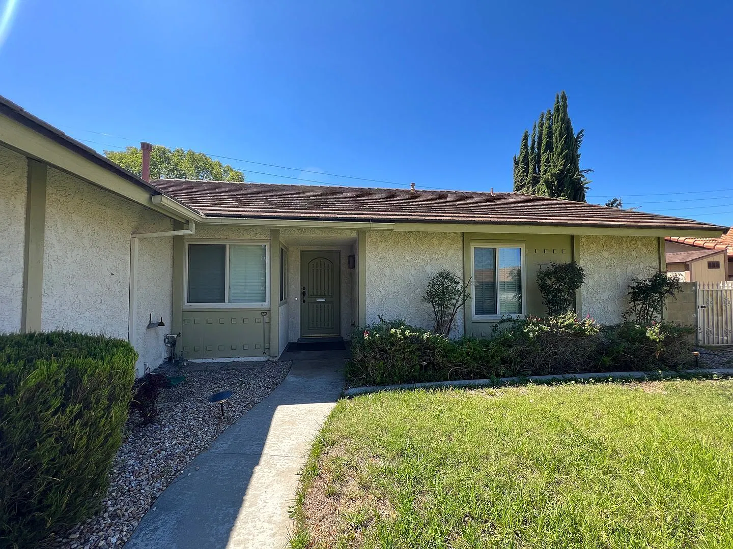 3 bed, 2.0 bath, 1490 sqft, $3,400 — Photo 2