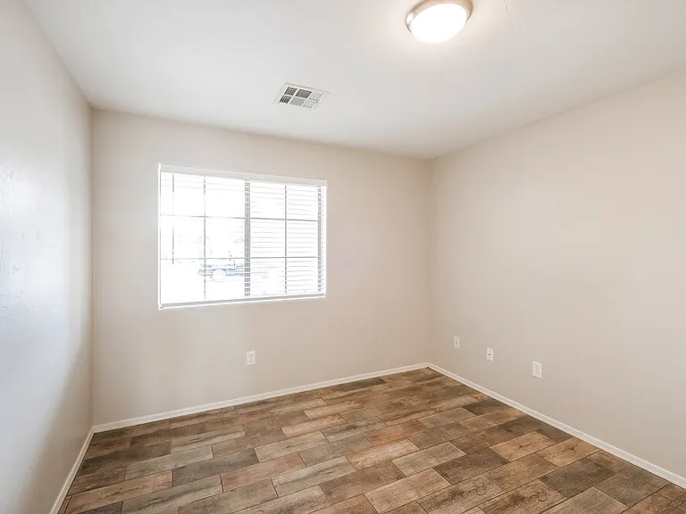 1114 E Fraktur Rd — Photo 13