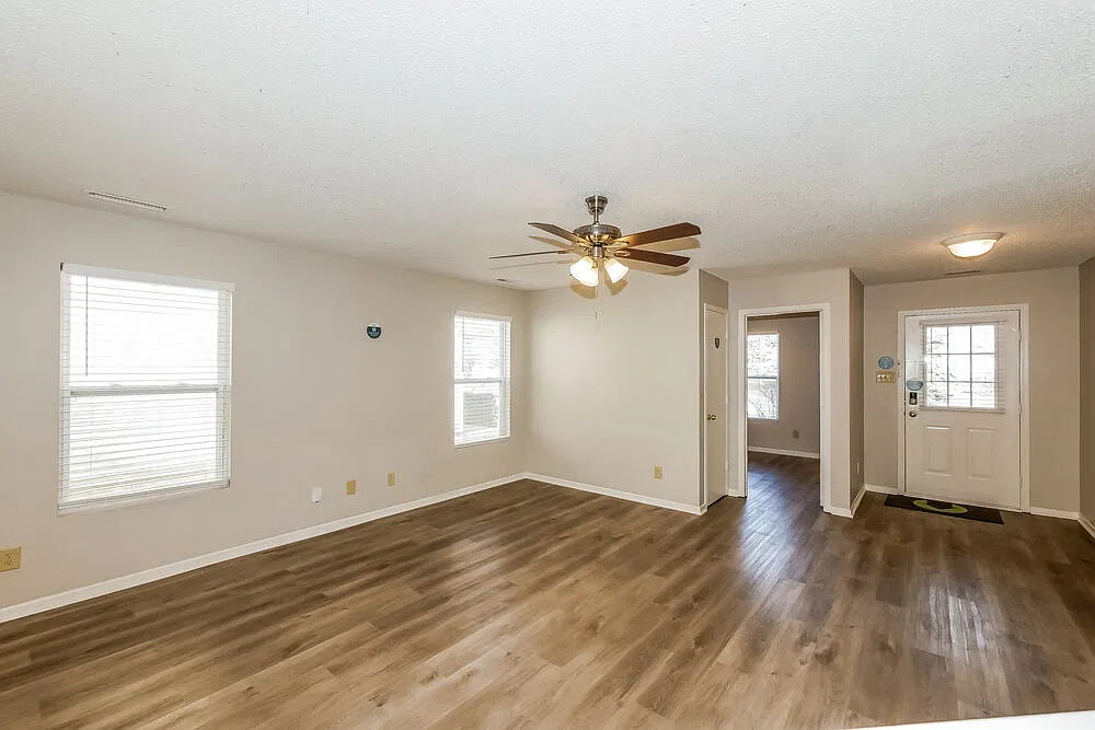 3 bed, 2.0 bath, 1400 sqft, $2,600 — Photo 4