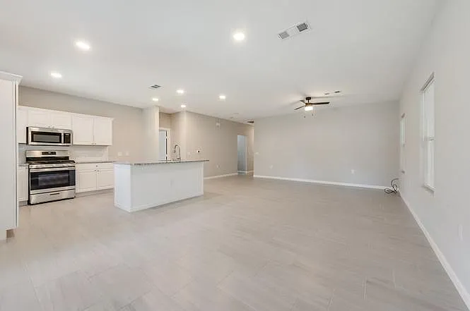 919 W Collins St — Photo 11