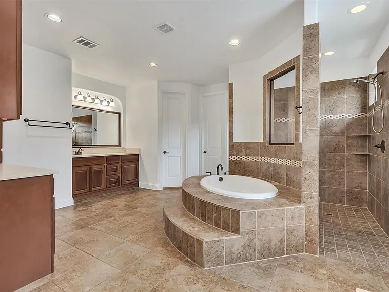 142 Goodwater Ct — Photo 32