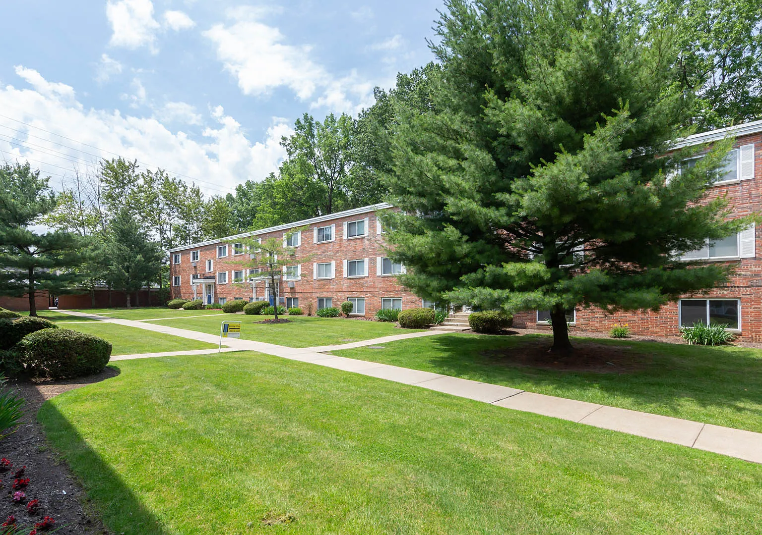 Kensington Club Apartments — Photo 3