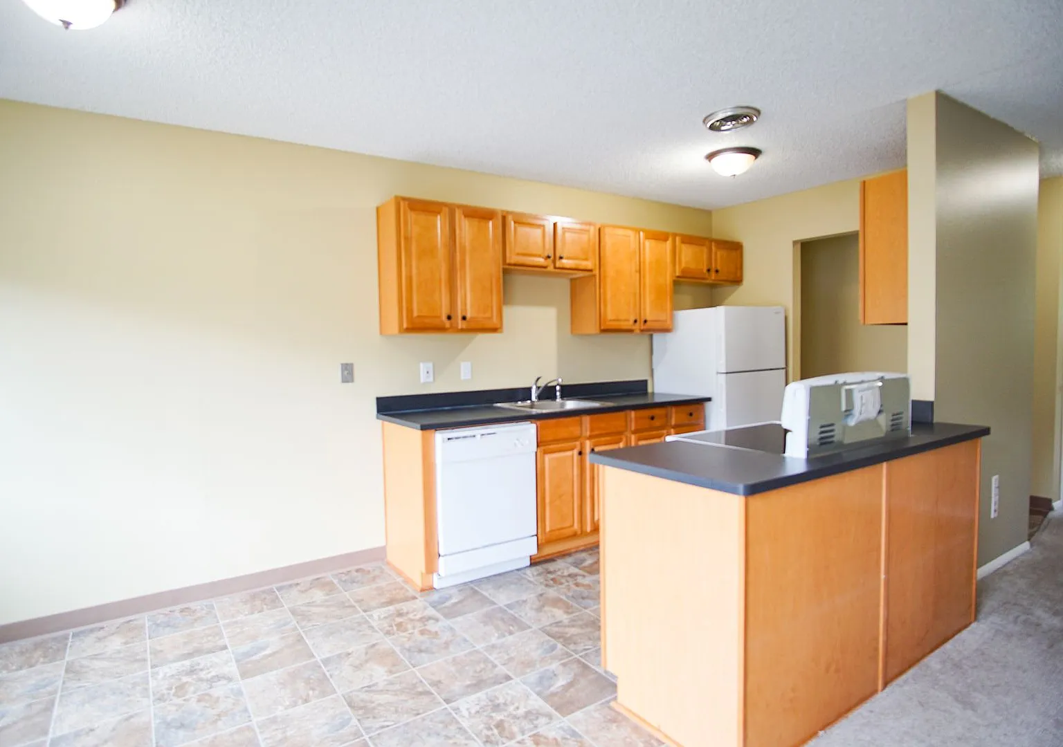 Top Floor 2 Bedroom with Balcony + Parking! — Photo 4