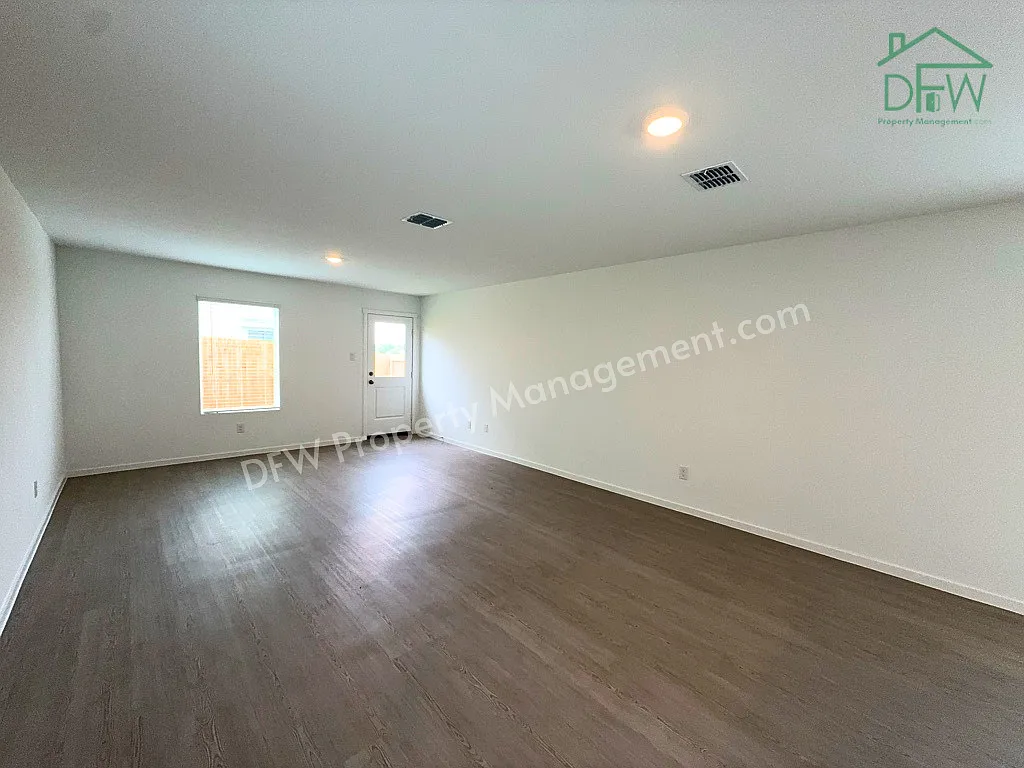 4 bed, 2.5 bath, 1535 sqft, $1,595 — Photo 2