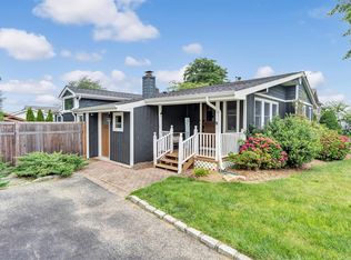 22 Coles Pl, Northport, NY 11768