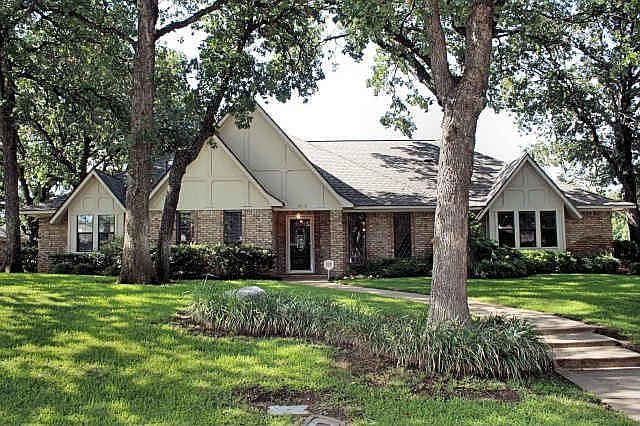 1st image of 910 Oak Creek Estates Dr