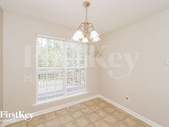4th image of 67 Greenleaf Ln