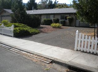 1621 Axtell Dr, Grants Pass, OR 97527