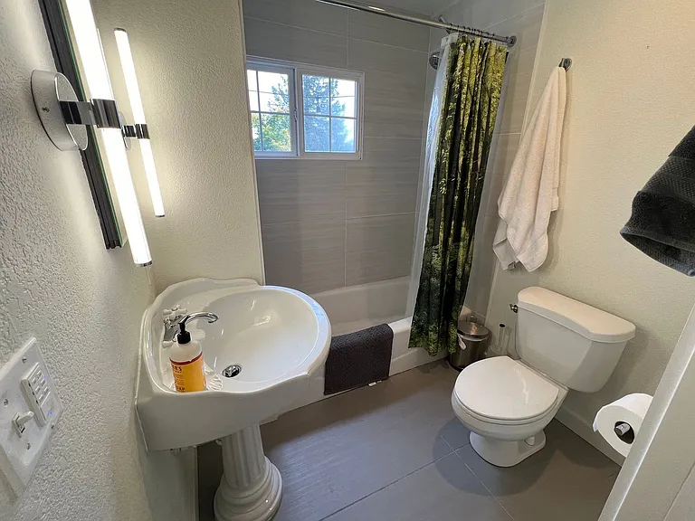 2231 E Wright Ave — Photo 11