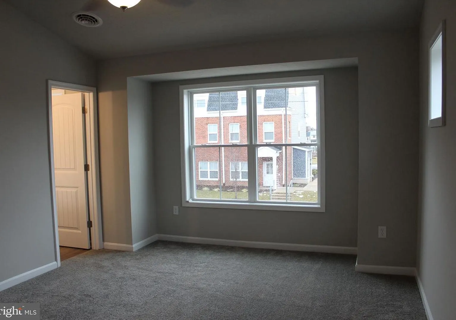 Stunning 3-bedroom townhouse in prime location! — Photo 4