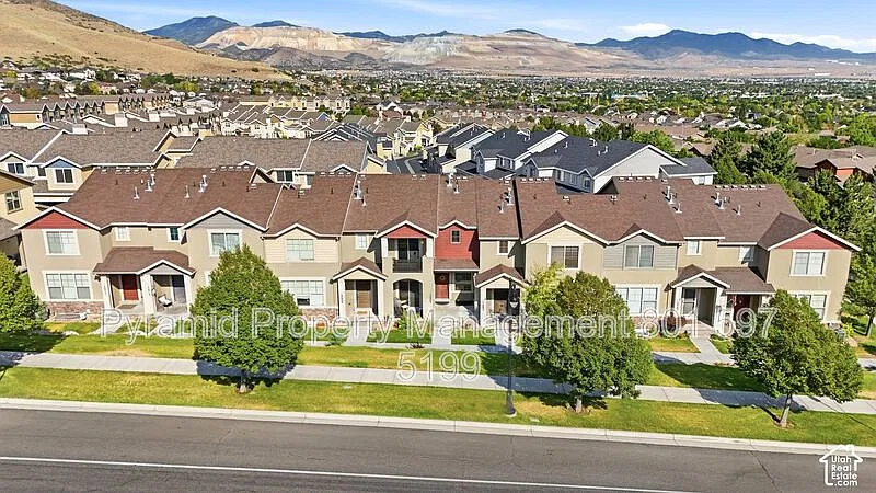 4 bed, 3.0 bath, 2292 sqft, $2,399 — Photo 2