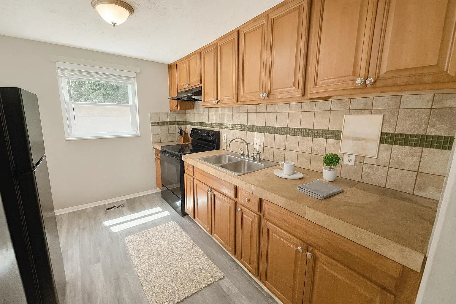 4 bed, 4.0 bath, 2100 sqft, $750 — Photo 2