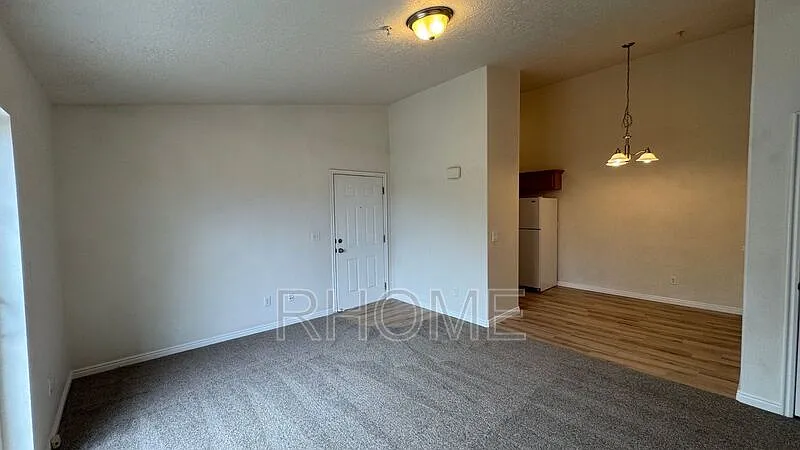 3 bed, 2.0 bath, 1220 sqft, $1,795 — Photo 2