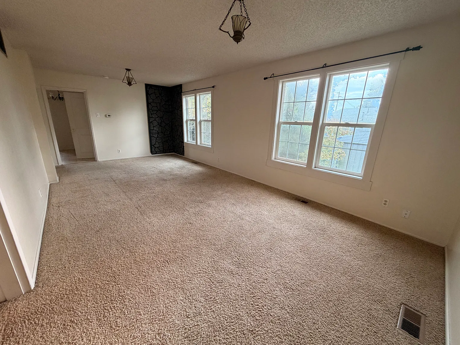 3 bed, 1378 sqft, $2,300 — Photo 4