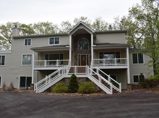 801 Overlook Ct, Lords Valley, PA 18428