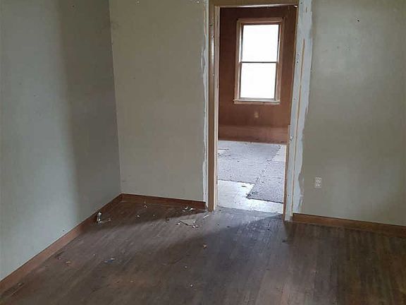 3rd image of 520 Center St